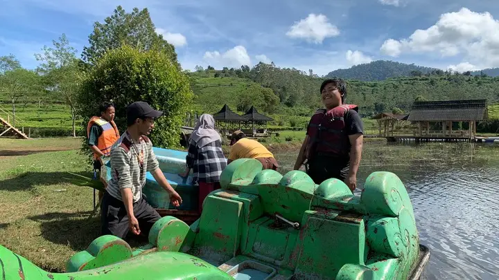 Artikel KKN Universitas Al Ghifari: SINERGI PENGABDIAN: Membersamai Guru SD Santosa dan Aksi Bersih-Bersih Situ Cihaniwung